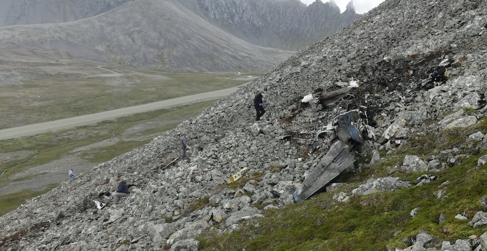 قام محققو NTSB يوم الأحد بتوثيق مكان الحادث وحقل الحطام من 20 أغسطس ...