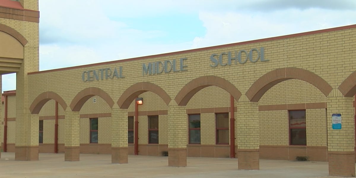 Klub anak militer Central Middle School membantu siswa yang memiliki hubungan dengan militer
