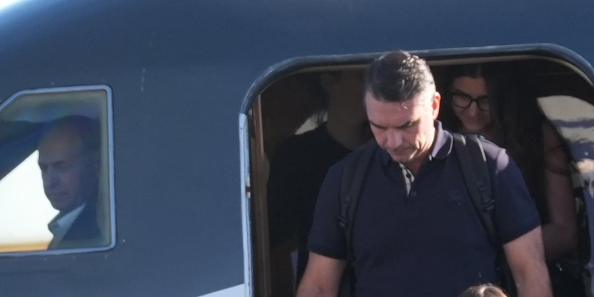 Kswo Flávio Bolsonaro arrives in Miami after fleeing Brazil